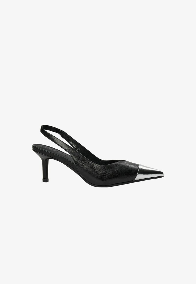 Čierny kožený slingback lodička s špicatou špičkou, kovovou striebornou špičkou a tenkým podpätkom. Hladká textúra s minimalistickým dizajnom.