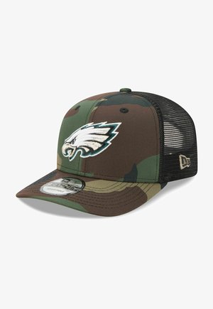 Camo Snapback-Cap mit strukturiertem Stoff, einem bestickten Adler-Logo und einem Netzrücken in verschiedenen Grüntönen und Brauntönen.