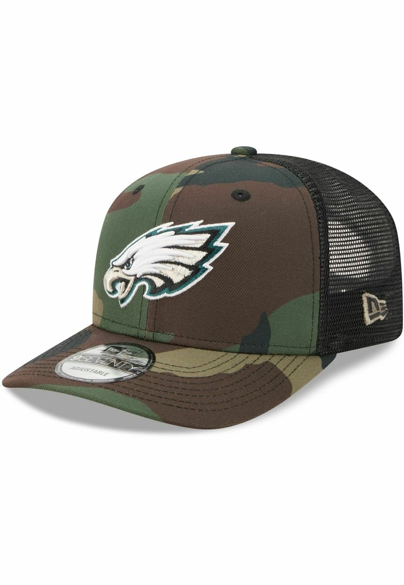 Camo Snapback-Cap mit strukturiertem Stoff, einem bestickten Adler-Logo und einem Netzrücken in verschiedenen Grüntönen und Brauntönen.