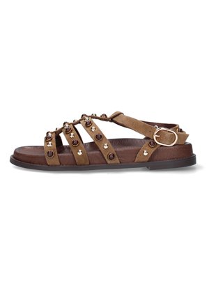 Sandalo flat marrone con più cinturini in camoscio decorati con borchie in metallo e chiusura laterale a fibbia su suola scura.