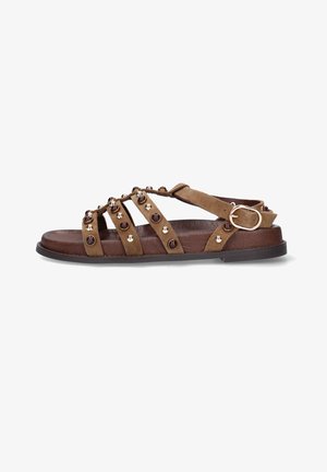 Sandalo flat marrone con più cinturini in camoscio decorati con borchie in metallo e chiusura laterale a fibbia su suola scura.