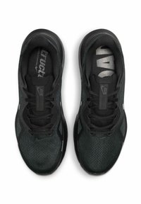 Musta urheilujalkine, jossa on kudottu verkkopäällinen, jossa tummanvihreät korostukset, teksturoitu pinta ja mustat kumipohjat. Nauhallinen malli.