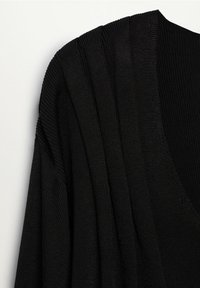 Cardigan noir en maille avec col en V, texture côtelée et design drapé. Le tissu présente un motif régulier et une apparence douce.