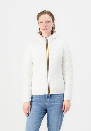 Giacca imbottita bianca con cappuccio, caratterizzata da una texture ondulata e un accento di zip multicolore. Abbinata a jeans blu.
