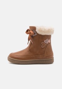 Brauner Knöchelstiefel aus Kunstleder mit einem weichen Fellfutter, ausgestattet mit einem pinken, glitzernden Herzdesign und einer dekorativen Schleife.