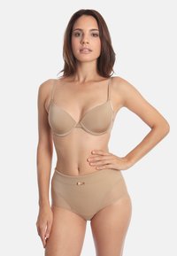 Reggiseno push-up nudo con coppe senza cuciture e spalline regolabili, abbinato a mutandine a vita alta con una finitura liscia e un sottile dettaglio in vita.