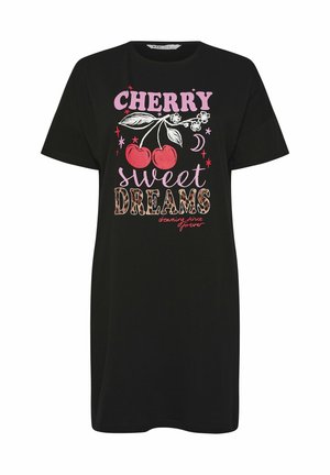 Sort kortærmet kjole med grafik af røde kirsebær, pink og leopardmønstret tekst "CHERRY sweet DREAMS" samt små stjerner og en halvmåne.