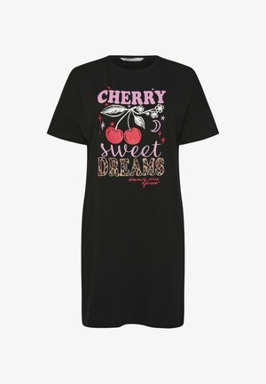 Zwarte jurk met korte mouwen, bedrukt met rode kersen, roze en luipaardprint tekst "CHERRY sweet DREAMS," en kleine sterren en een maansikkel.