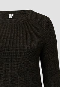 Dunkelbrauner Strickpullover mit rundem Ausschnitt und gerippter Textur. Verfügt über lange Ärmel und eine lockere Passform. Etikett am Kragen sichtbar.