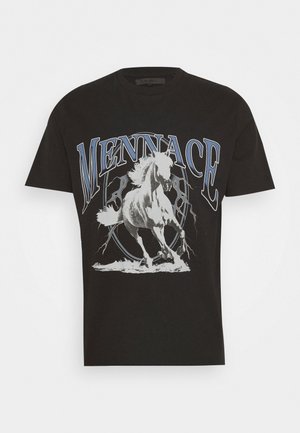 Sort bomuld T-shirt med et grafisk motiv af en galopperende hest og teksten "MENACE" i fede blå bogstaver, sat mod en cirkulær baggrund.
