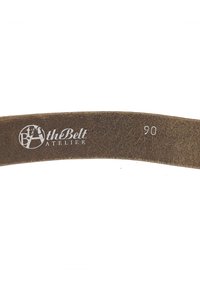 Brun läderbälte med en slät yta. Har ett präglat logotyp "theBelt ATELIER" och storlek "90" i silver. Enkel och minimalistisk design.