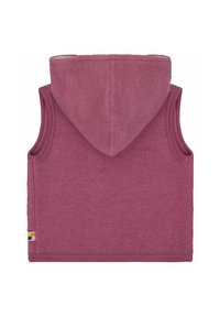 Fleece vest in donkerroze met een capuchon. Heeft een mouwloos ontwerp, een solide textuur en een meerkleurig label aan de linkerbovenhoek.