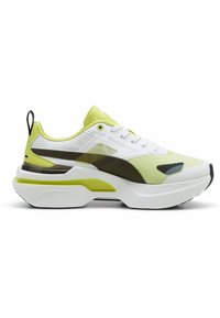 Sneaker lime e bianca con pannelli in rete, suola bianca spessa e dettaglio nero sul tallone. Presenta occhielli rotondi e design testurizzato.