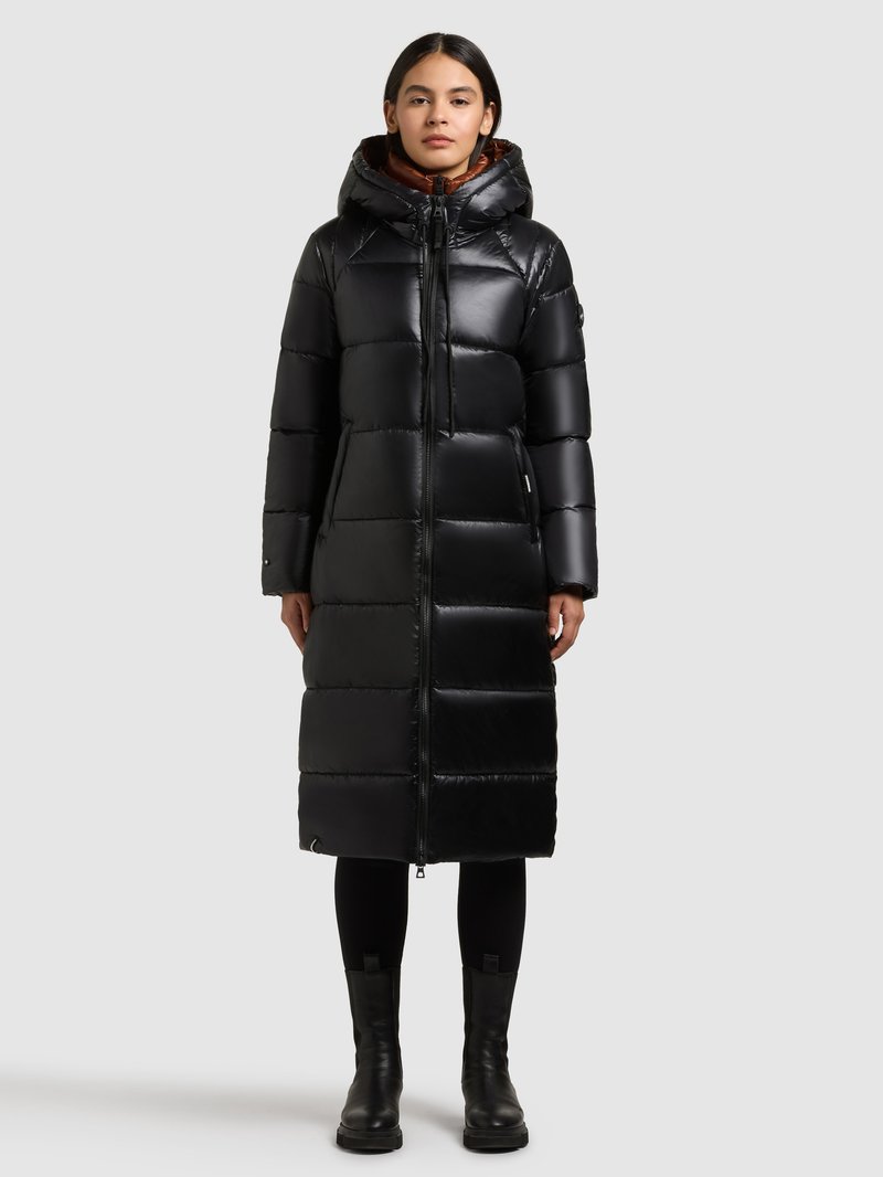 Sort dunjakke med hætte, der har et quiltet design, lynlås foran og en glat, skinnende finish. Knælængde med sidelommer.