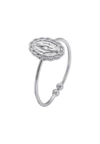 Anello in argento sterling con un centro ovale e testurizzato e un bordo perlato, dotato di una fascia semplice con due accenti tondeggianti.