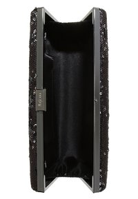 Svart paljettclutch med metallram, slät satininredning och en sidoficka för små föremål. Öppen design för enkel åtkomst.