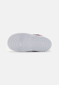 Jordan JORDAN 1 LOW - Joggesko - black/fire red/cement grey/white