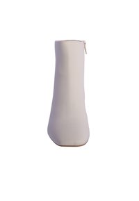 Botín blanco hasta el tobillo hecho de material sintético suave, con punta afilada, silueta elegante y cremallera lateral para el cierre.