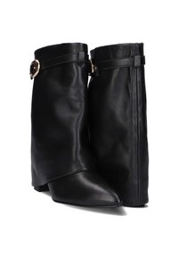 Zwarte leren enkellaarsjes met een spitse neus, een gladde textuur en twee decoratieve banden met goudkleurige gespen op de bovenkant.