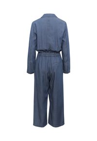 Denim kombinezons ar garām piedurknēm, apkakles kaklu, elastīgu jostasvietu un platām biksēm; ir viens aizmugurējais kabata.