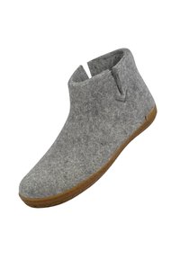 Stivaletto alla caviglia grigio in feltro con suola piatta in gomma marrone, caratterizzato da dettagli a taglio sui lati e una finitura texture.