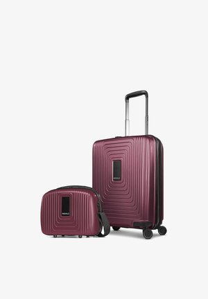 Due valigie rigide color granata, un trolley con manico estensibile e ruote, e una piccola borsa a tracolla con cinturino, entrambe con texture a rettangoli concentrici.