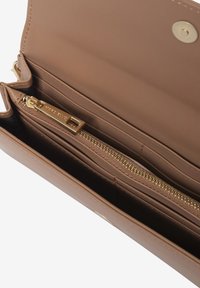 Portafoglio in pelle marrone con una superficie liscia; presenta una cerniera e accessori dorati; ha diversi scomparti per l'organizzazione.