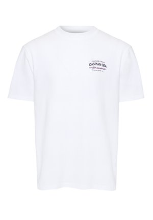 Weißes T-Shirt mit kurzen Ärmeln und Rundhalsausschnitt, mit kleinem schwarzem Schriftzug "Kaspisches Meer" und zusätzlichem Text auf der linken Brustseite.