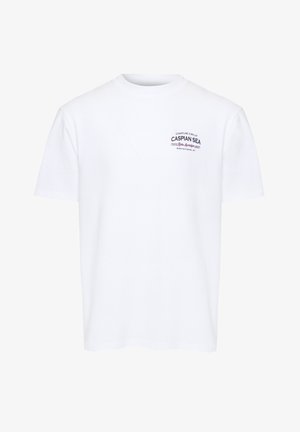 T-shirt blanc à manches courtes avec col rond, portant un petit texte noir "Mer Caspienne" et un texte supplémentaire sur la zone gauche de la poitrine.