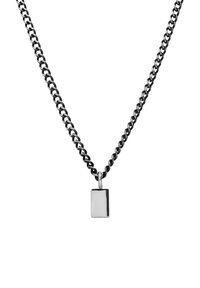 Zilverkleurige metalen ketting met een dikke schakel en een rechthoekige hanger, beide met een gepolijste afwerking.