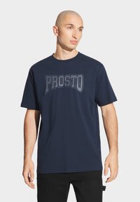 Granatowa koszulka t-shirt z kr ótkim rękawem z wyraźnym szarym nadrukiem "PROSTO" z przodu. Klasyczny, okrągły dekolt.