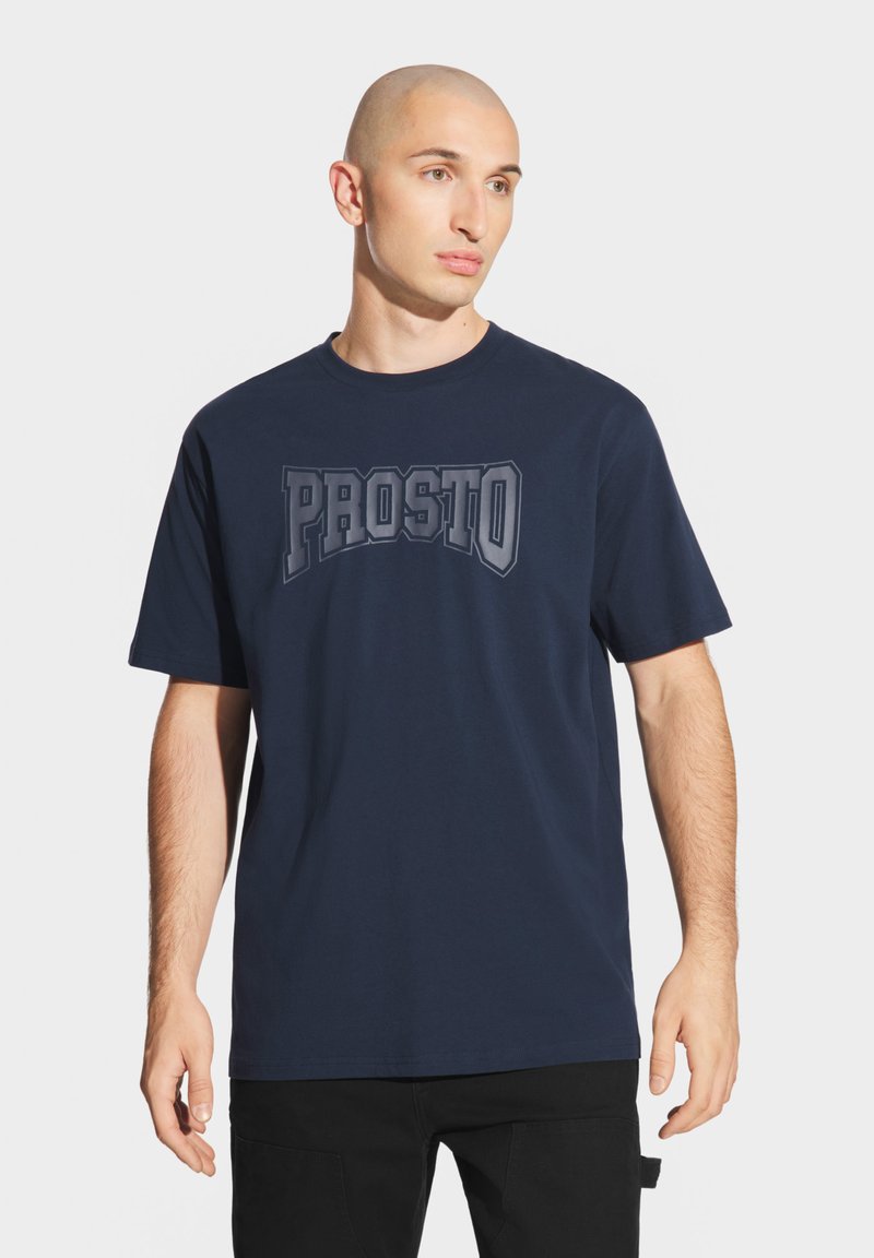 Granatowa koszulka t-shirt z krótkim rękawem z wyraźnym szarym nadrukiem "PROSTO" z przodu. Klasyczny, okrągły dekolt.