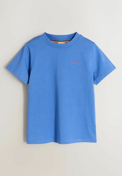 T-shirt bleu uni à manches courtes avec petit texte rouge brodé sur la poitrine gauche, présenté sur un fond neutre.