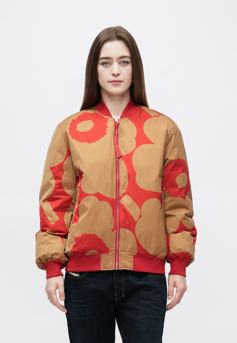 Brązowa i czerwona bomberka z wzorem, zapinana na zamek, z prążkowanym kołnierzem i mankietami, z abstrakcyjnymi kwiatowymi wzorami i luźnym krojem.