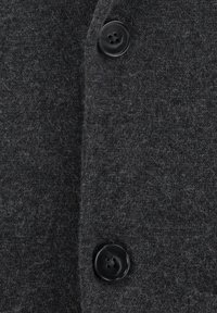 Sezione di cappotto in lana grigio antracite con due bottoni neri, caratterizzato da una texture morbida e una finitura liscia. Design minimalista senza motivi.