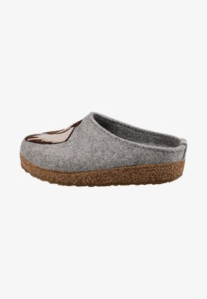 Sabot gris en feutre avec un dessus texturé, doté d'une accent brun à motifs et d'une semelle en liège, forme arrondie et design ouvert à l'arrière.
