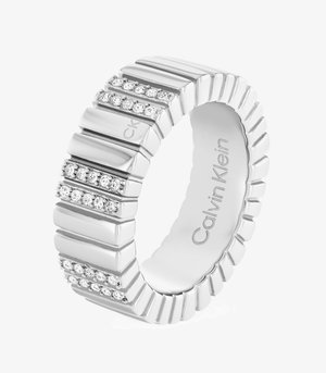Anello in argento lucido con design rigato e file alternate di piccole gemme trasparenti incastonate. Marcato con "Calvin Klein" all'interno.
