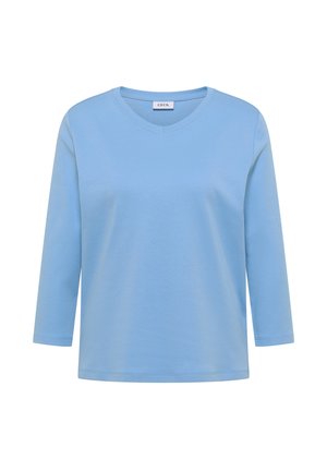 Hellblaues Hemd mit langen Ärmeln, V-Ausschnitt und dem Etikett "CECIL" im Kragen, vor weißem Hintergrund dargestellt.