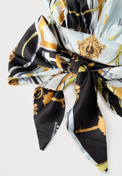 Μεταξωτό μαντήλι με φωτεινό γαλάζιο, μαύρο και χρυσό σχέδιο, διακοσμημένο με μοτίβα σχοινιού και μεταλλικών στοιχείων. Λείο ύφασμα και τριγωνικές άκρες.