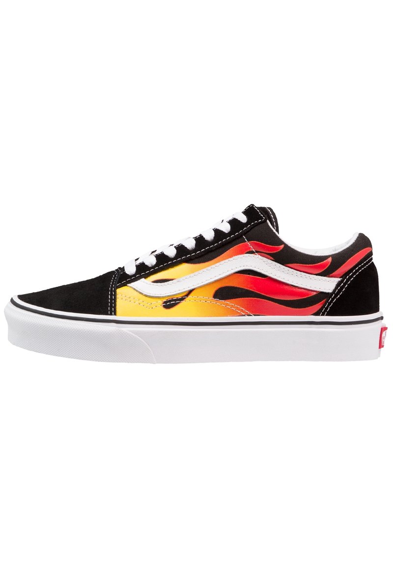 Schwarz-weißer Low-Top-Sneaker mit weißen Schnürsenkeln und einem gelb-rot verlaufenden Flammendesign an der Seite, ausgestattet mit einer weißen Gummisohle.