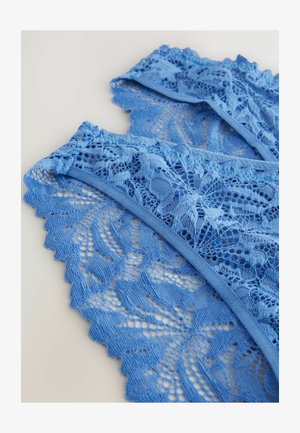 Niebieska koronkowa bielizna z motywem kwiatowym, z falbankowymi brzegami i gładką elastyczną talią dla pewnego dopasowania.