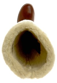 Botte en cuir marron avec doublure en polaire épaisse de couleur crème, vue de dessus montrant la texture intérieure et l'ouverture.