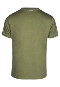 Olijfgroene T-shirt met korte mouwen en ronde halslijn, met een label op de bovenrug. Soepele textuur, ongecompliceerd ontwerp.