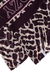 Sciarpa leggera di colore viola scuro con un motivo animalier beige e nero; presenta un sottile bordo rosa e una piccola etichetta del marchio.