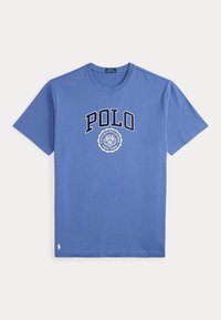 Μπλε κοντομάνικη μπλούζα με κείμενο "POLO" και κυκλικό λογότυπο Polo Ralph Lauren New York τυπωμένο στο στήθος.