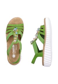 Zielone sandały z teksturowaną cholewką oraz wieloma paskami, ozdobione kolorowymi kamieniami dekoracyjnymi i białą gumową podeszwą.