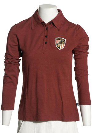 Bordowa koszulka polo z długim rękawem, z trzema czarnymi guzikami i naszywką z logo sportowym na lewej piersi, prezentowana na manekinie.