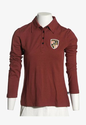 Bordowa koszulka polo z długim rękawem, z trzema czarnymi guzikami i naszywką z logo sportowym na lewej piersi, prezentowana na manekinie.