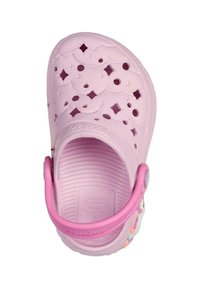 Zuecos rosas con un diseño perforado que presenta formas de diamante, una superficie texturizada y una correa rosa para un ajuste seguro. Material ligero.