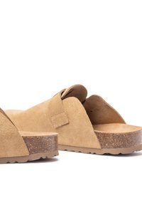 Tan su�ède sandalen met een kurken zool, voorzien van een brede band en een textuur voetbed. De buitenzool heeft een golvend patroon voor grip.